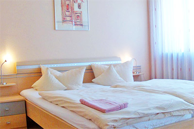 Appartement 12a: Schlafzimmer mit Doppelbett