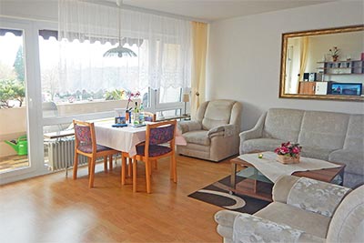 Appartement 37: Wohnzimmer mit Zugang zum Balkon