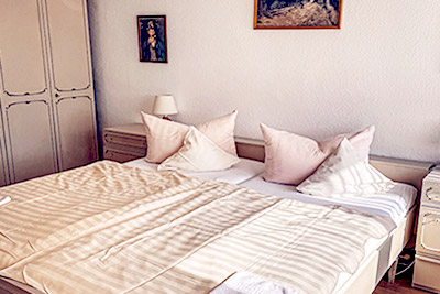 Appartement 52: Schlafzimmer mit Doppelbett