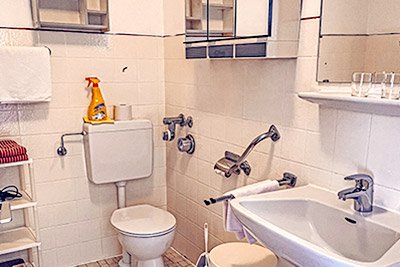 Appartement 52: Bad mit Badewanne, Dusche und WC